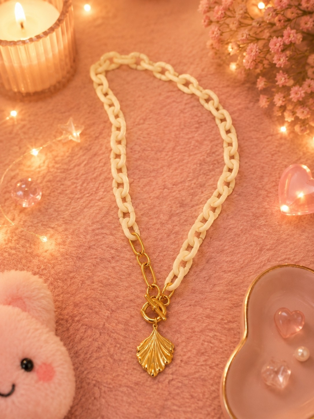 Plunder Chunky Cream Chain Necklace with Gold Shell Pendant